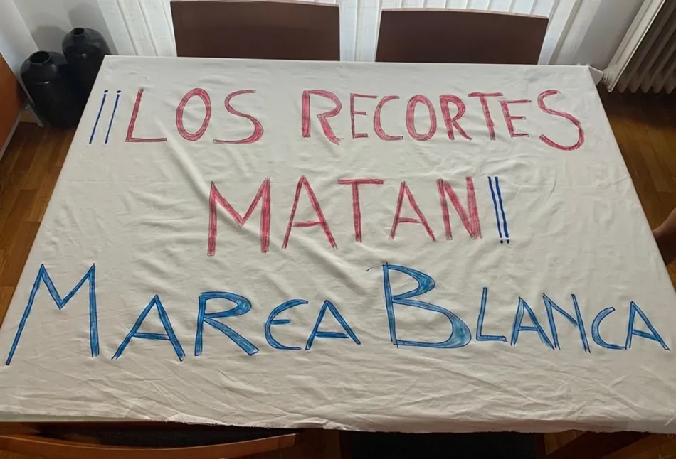 Foto 3 - Los vecinos de Prosperidad llenan las ventanas y balcones de mensajes de apoyo a la sanidad p&uacute;blica