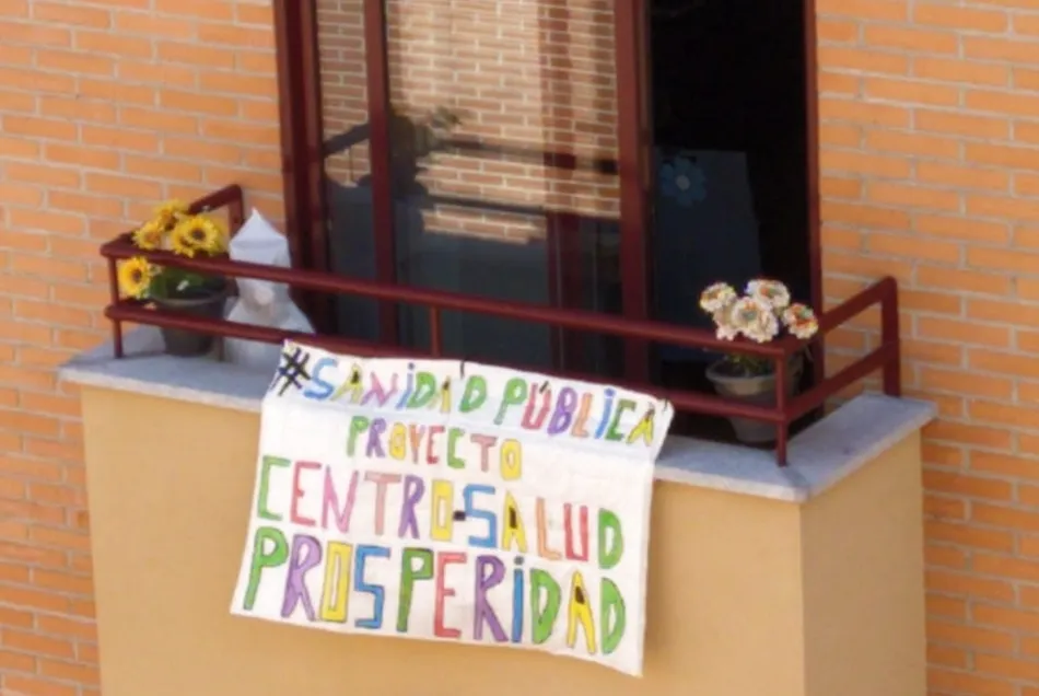 Foto 6 - Los vecinos de Prosperidad llenan las ventanas y balcones de mensajes de apoyo a la sanidad p&uacute;blica