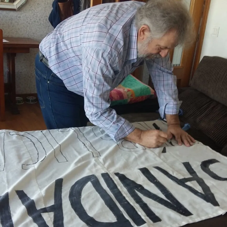 Foto 7 - Los vecinos de Prosperidad llenan las ventanas y balcones de mensajes de apoyo a la sanidad p&uacute;blica