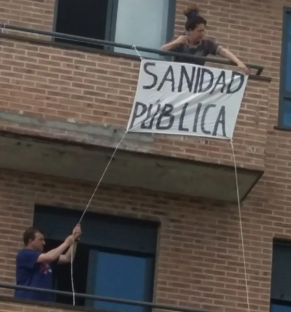 Foto 4 - Los vecinos de Prosperidad llenan las ventanas y balcones de mensajes de apoyo a la sanidad p&uacute;blica