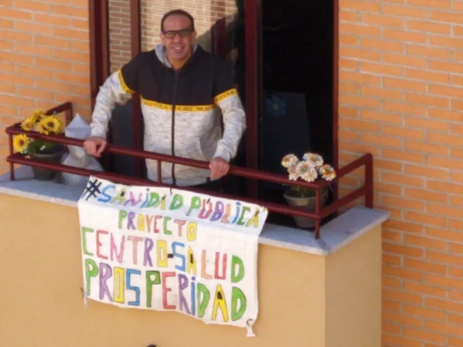 Foto 5 - Los vecinos de Prosperidad llenan las ventanas y balcones de mensajes de apoyo a la sanidad p&uacute;blica
