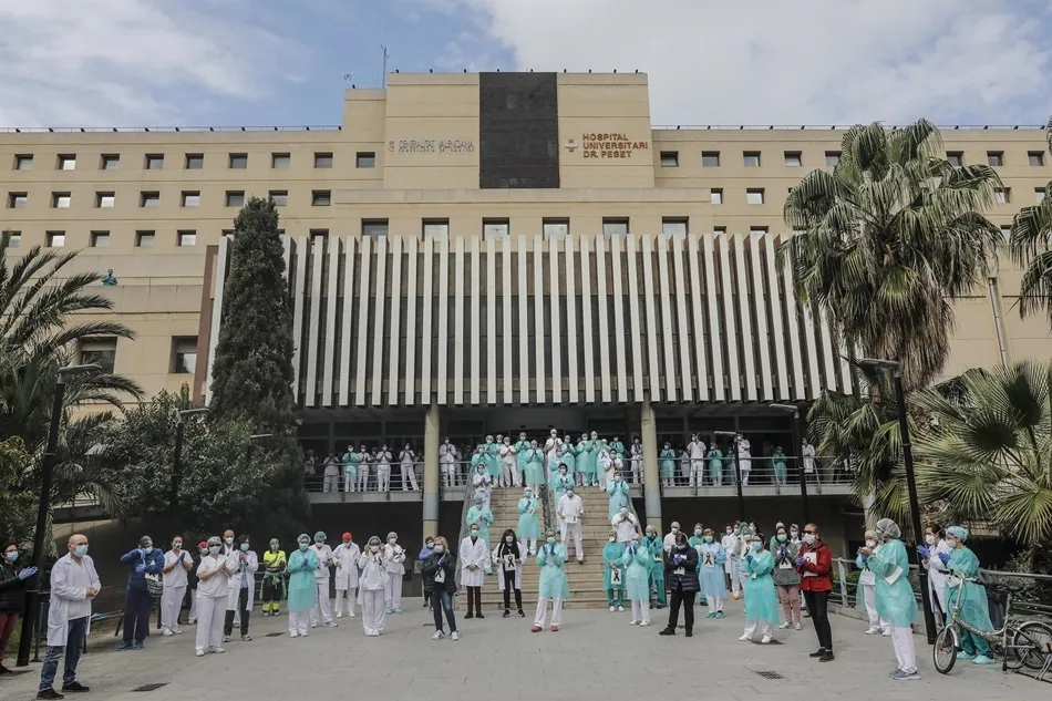 Sanitarios protegidos con mascarillas. Foto: EP
