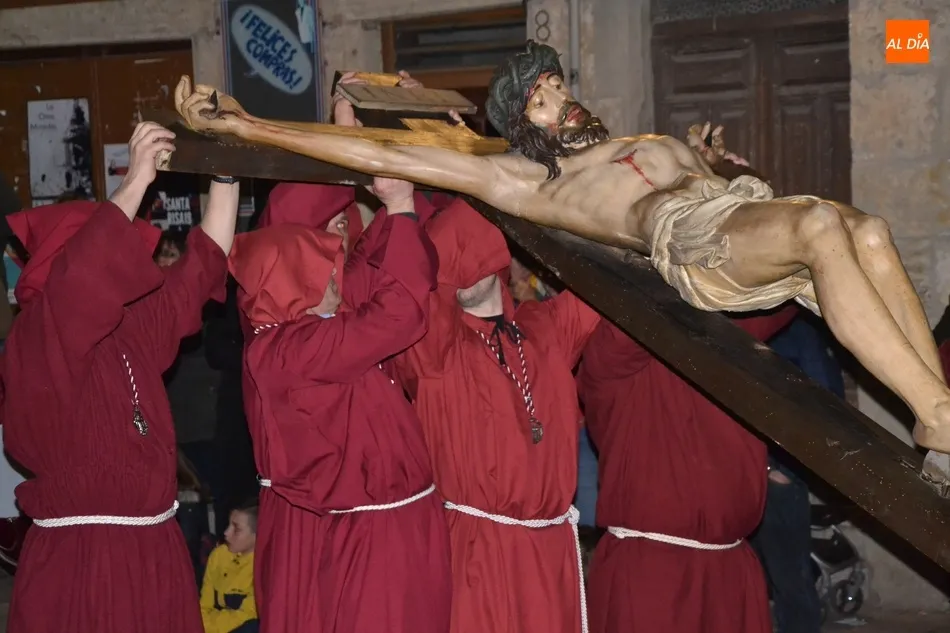Las Cinco Llagas de Cristo, la procesión más joven y diferente de la Semana Santa Mirobrigense  