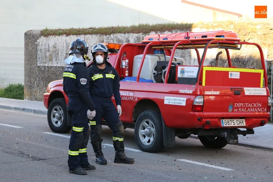 Foto 3 - Los Bomberos de Vitigudino felicitan a Ana G&oacute;mez por su noveno cumplea&ntilde;os  