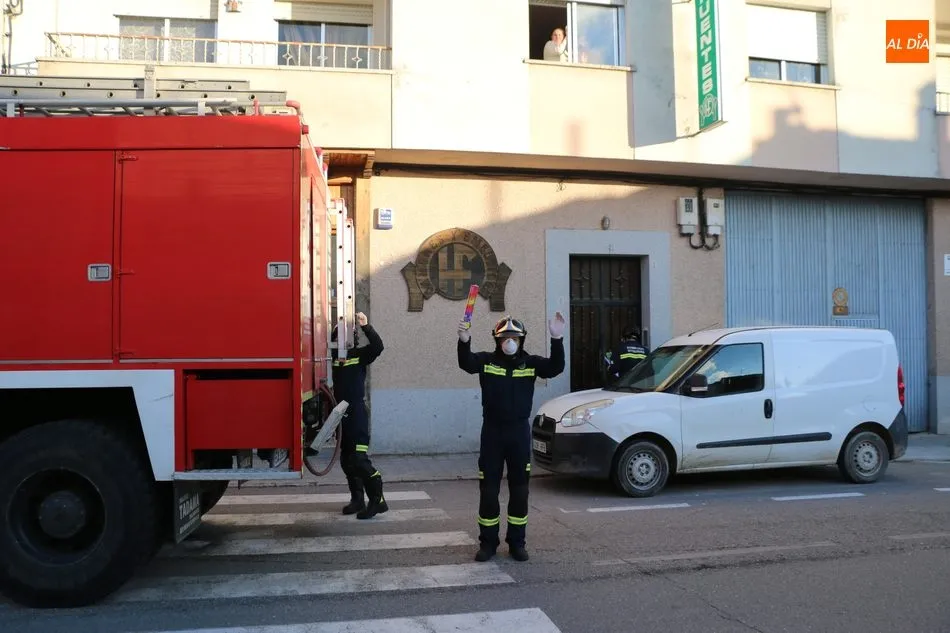 Foto 2 - Los Bomberos de Vitigudino felicitan a Ana G&oacute;mez por su noveno cumplea&ntilde;os  