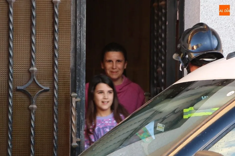 Foto 4 - Los Bomberos de Vitigudino felicitan a Ana G&oacute;mez por su noveno cumplea&ntilde;os  