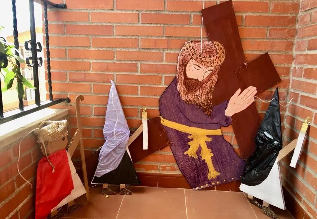 La calle Hermanos García Carraffa continúa con su Semana Santa procesionando al Nazareno  