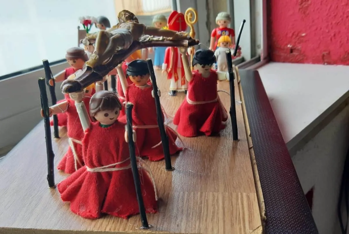 La calle Bailén recrea la procesión de las Cinco Llagas  