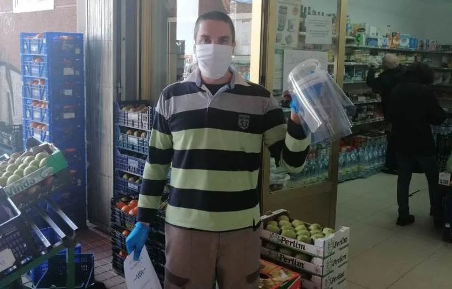 Foto 8 - Resistencia Salamanca agradece la donaci&oacute;n de materiales para fabricar las pantallas de protecci&oacute;n