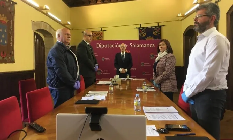 El presidente de la Diputación, Javier Iglesias, y los portavoces de los grupos fueron los únicos asistentes a este pleno telemático