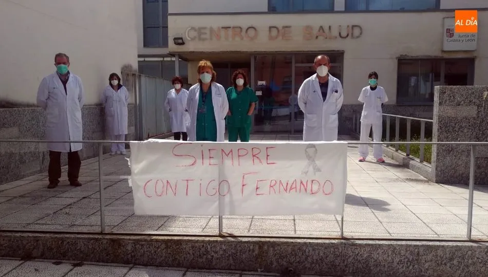 Minuto de silencio en recuerdo de Luis Fernando Mateos a cargo del personal sanitario del Centro de Salud de Vitigudino