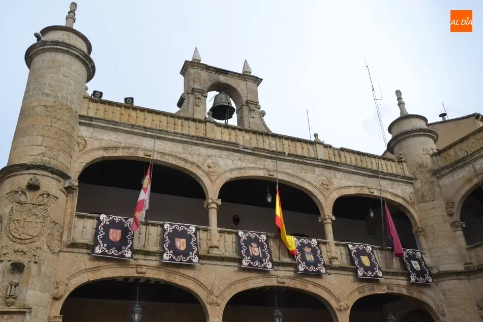 Foto 4 - La Casa Consistorial mirobrigense se viste de Semana Santa  