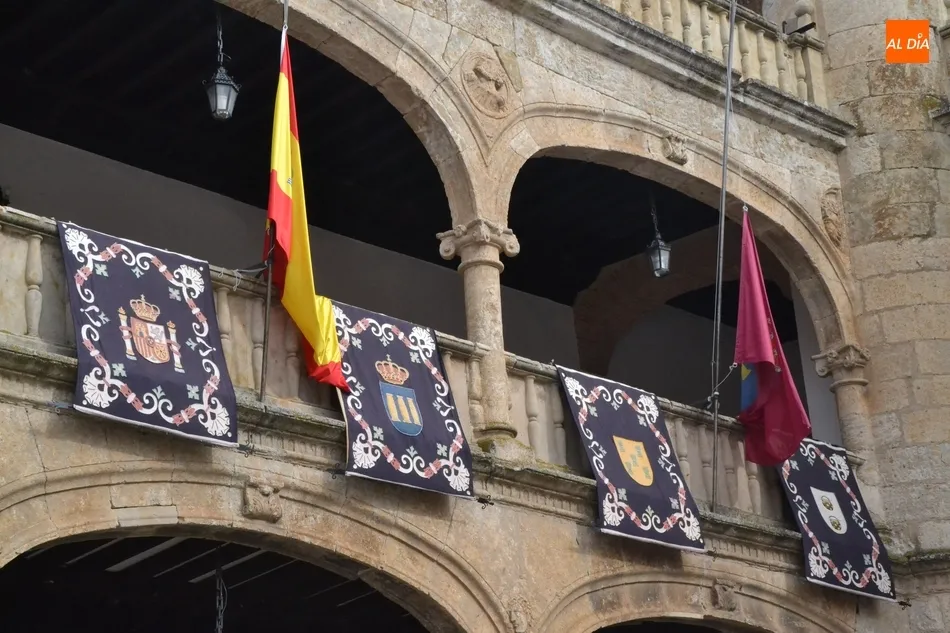 Foto 3 - La Casa Consistorial mirobrigense se viste de Semana Santa  