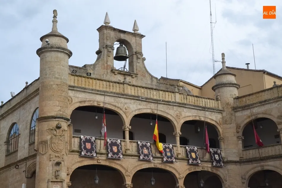 Foto 2 - La Casa Consistorial mirobrigense se viste de Semana Santa  