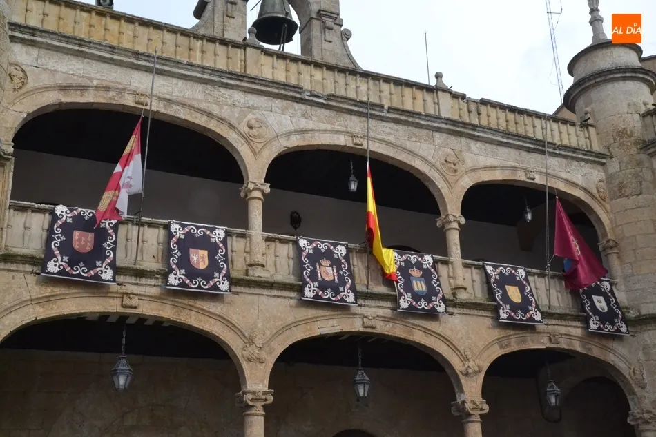 La Casa Consistorial mirobrigense se viste de Semana Santa  