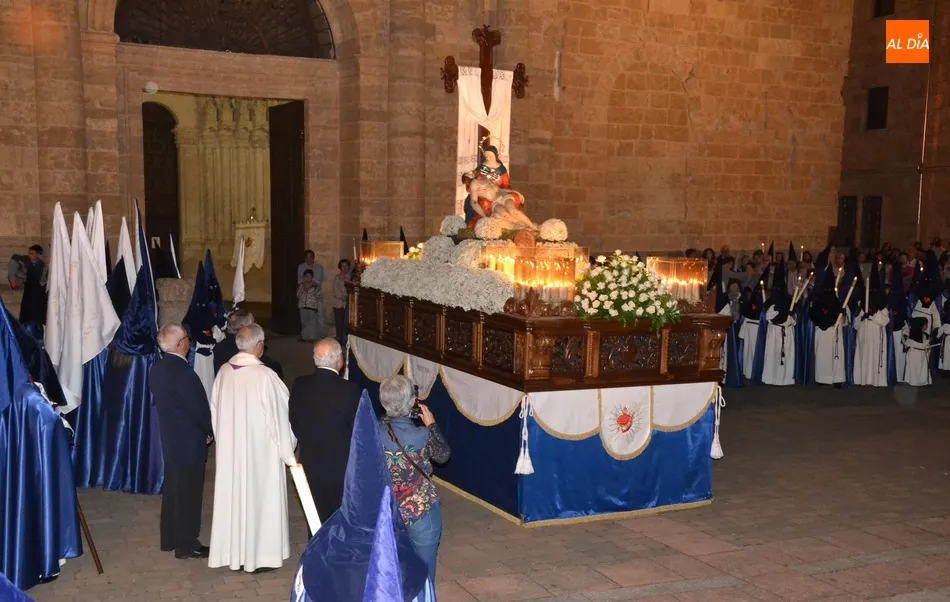 Las mujeres protagonizan el Miércoles Santo acompañando un histórico paso de la Semana Santa  