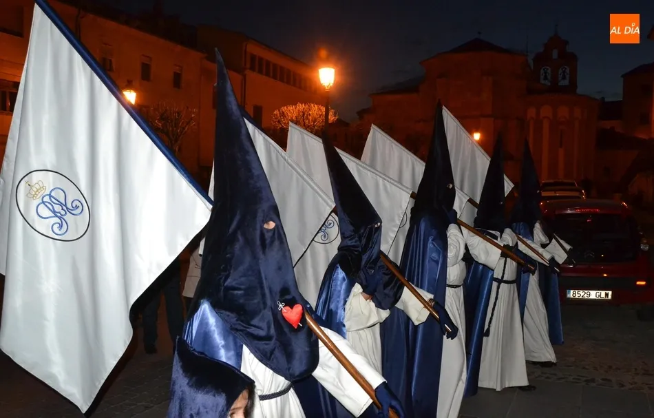 Foto 9 - Las mujeres protagonizan el Mi&eacute;rcoles Santo acompa&ntilde;ando un hist&oacute;rico paso de la Semana Santa  
