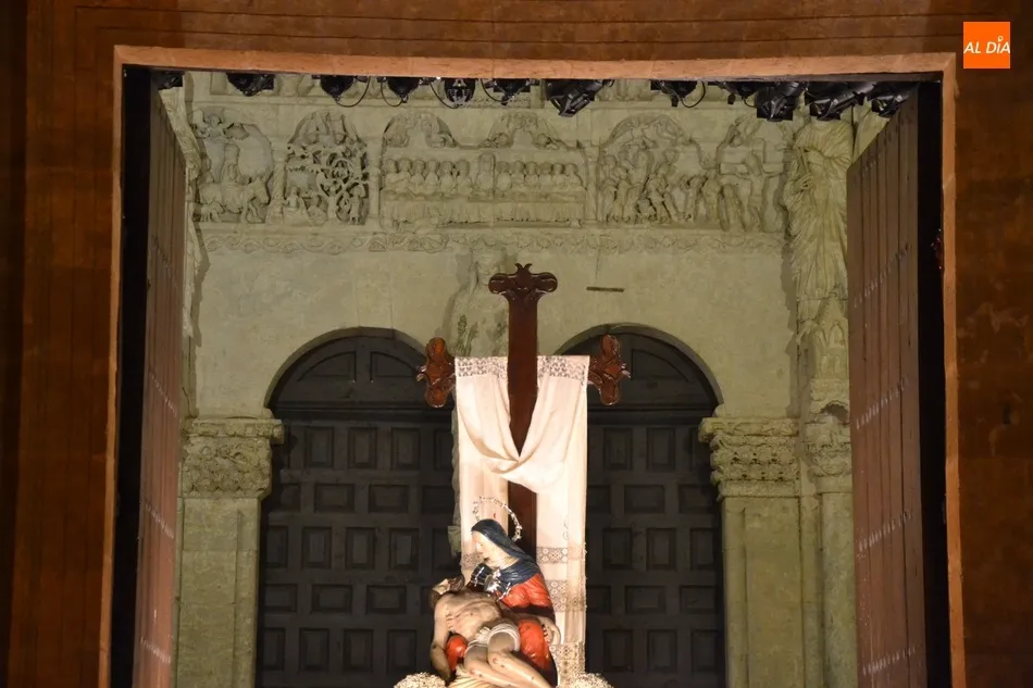 Foto 4 - Las mujeres protagonizan el Mi&eacute;rcoles Santo acompa&ntilde;ando un hist&oacute;rico paso de la Semana Santa  