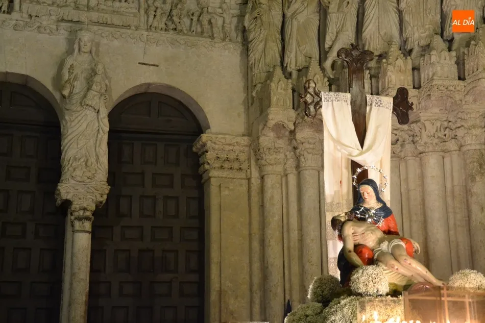 Foto 2 - Las mujeres protagonizan el Mi&eacute;rcoles Santo acompa&ntilde;ando un hist&oacute;rico paso de la Semana Santa  