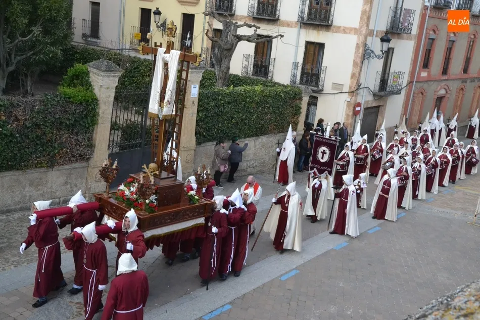 La emblemática Santa Cruz, la benjamina de las mañanas tras toda una vida procesionando de noche  