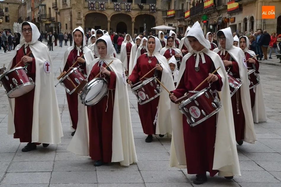 Foto 7 - La emblem&aacute;tica Santa Cruz, la benjamina de las ma&ntilde;anas tras toda una vida procesionando de noche  