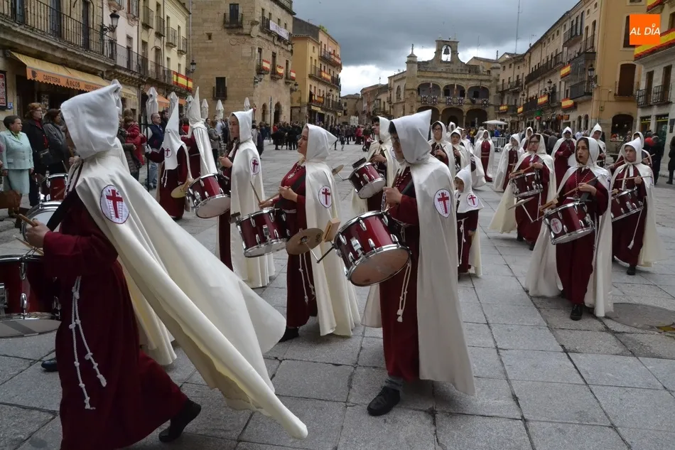 Foto 6 - La emblem&aacute;tica Santa Cruz, la benjamina de las ma&ntilde;anas tras toda una vida procesionando de noche  