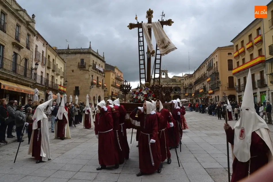 Foto 10 - La emblem&aacute;tica Santa Cruz, la benjamina de las ma&ntilde;anas tras toda una vida procesionando de noche  