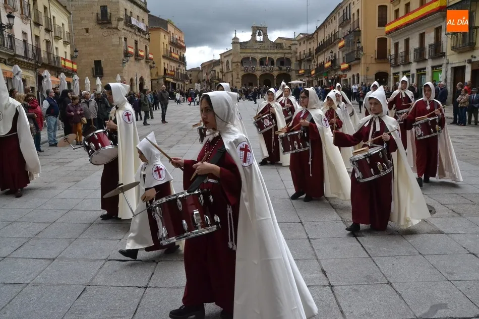 Foto 5 - La emblem&aacute;tica Santa Cruz, la benjamina de las ma&ntilde;anas tras toda una vida procesionando de noche  