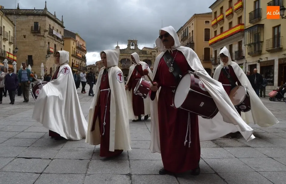Foto 2 - La emblem&aacute;tica Santa Cruz, la benjamina de las ma&ntilde;anas tras toda una vida procesionando de noche  