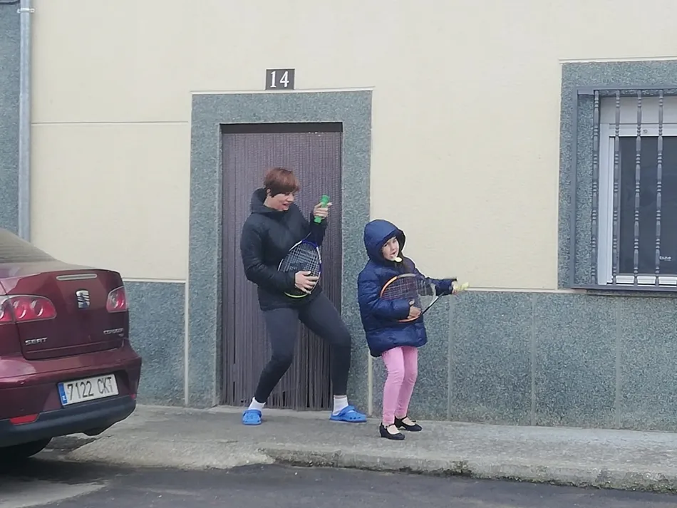 Foto 10 - Los vecinos sacan sus altavoces a la calle para emitir energ&iacute;a positiva  
