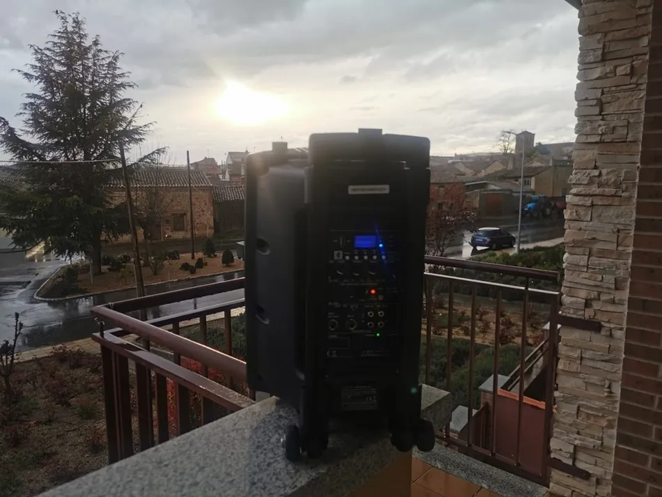 Foto 2 - Los vecinos sacan sus altavoces a la calle para emitir energ&iacute;a positiva  