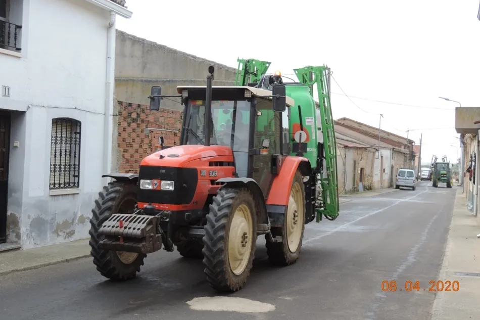 Desinfección de las calles de Aldearrubia. / Marisa Rodero