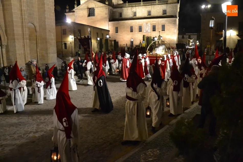 Foto 10 - 90 a&ntilde;os de silencio y recogimiento procesionando la imagen de mayor valor art&iacute;stico  