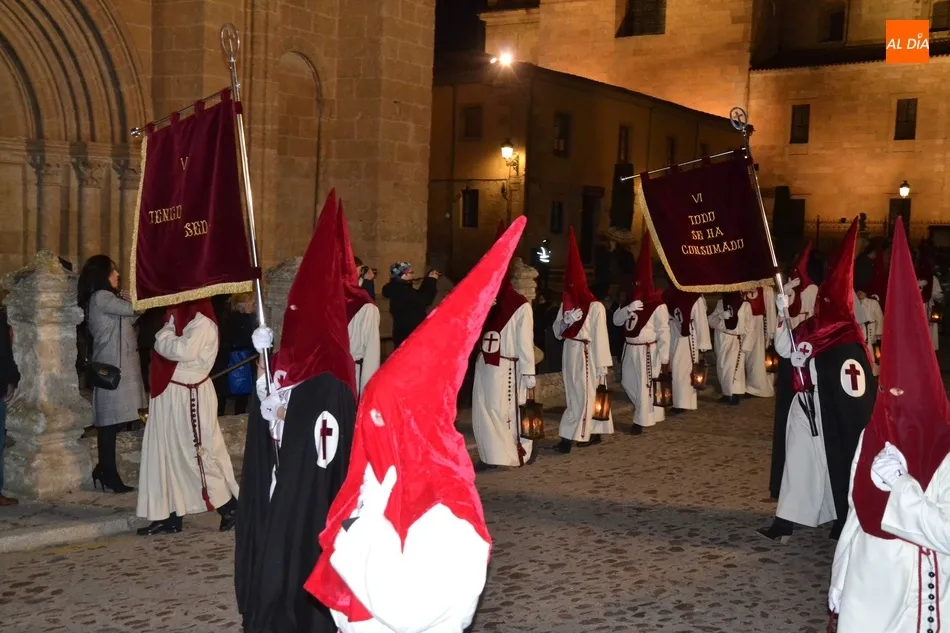 Foto 7 - 90 a&ntilde;os de silencio y recogimiento procesionando la imagen de mayor valor art&iacute;stico  