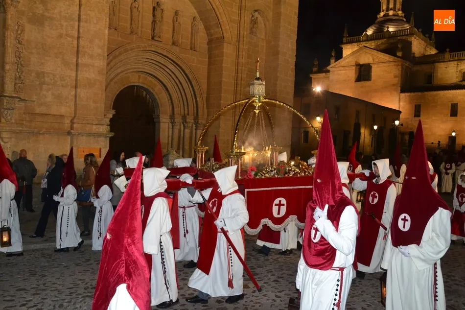 Foto 8 - 90 a&ntilde;os de silencio y recogimiento procesionando la imagen de mayor valor art&iacute;stico  