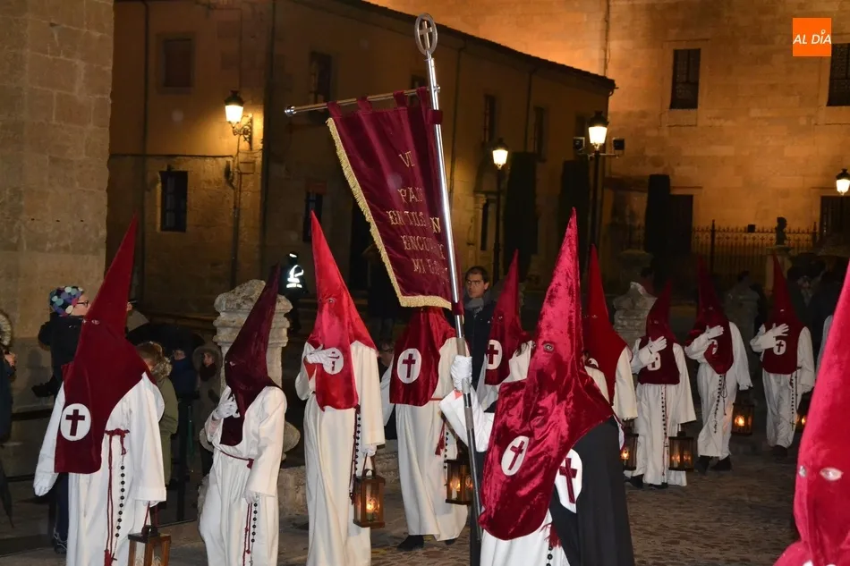 Foto 6 - 90 a&ntilde;os de silencio y recogimiento procesionando la imagen de mayor valor art&iacute;stico  