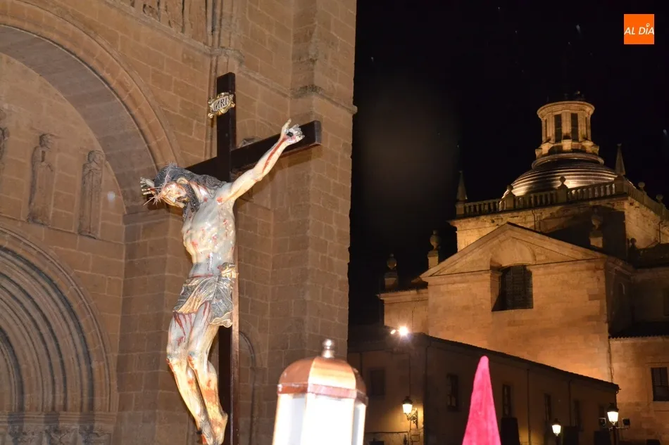 Foto 4 - 90 a&ntilde;os de silencio y recogimiento procesionando la imagen de mayor valor art&iacute;stico  