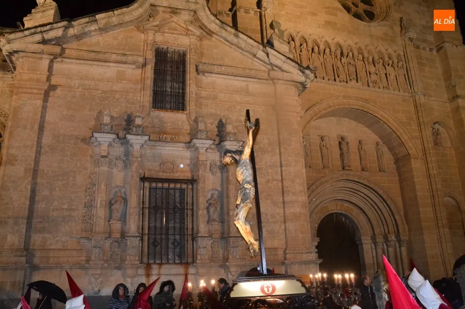 Foto 3 - 90 a&ntilde;os de silencio y recogimiento procesionando la imagen de mayor valor art&iacute;stico  