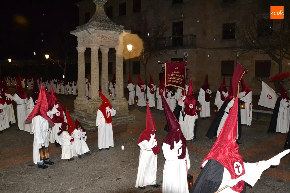 Foto 2 - 90 a&ntilde;os de silencio y recogimiento procesionando la imagen de mayor valor art&iacute;stico  