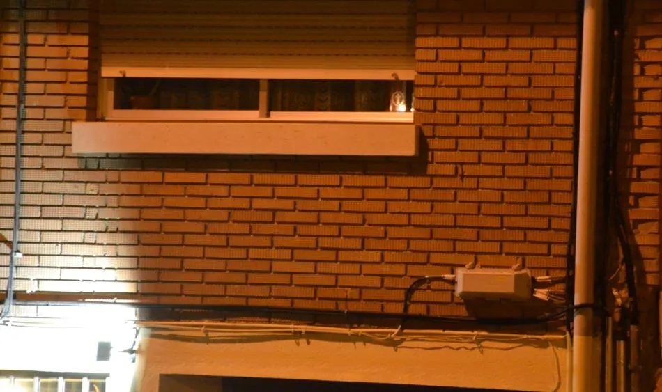Foto 7 - Los cofrades del Silencio encienden sus faroles en ventanas y balcones  
