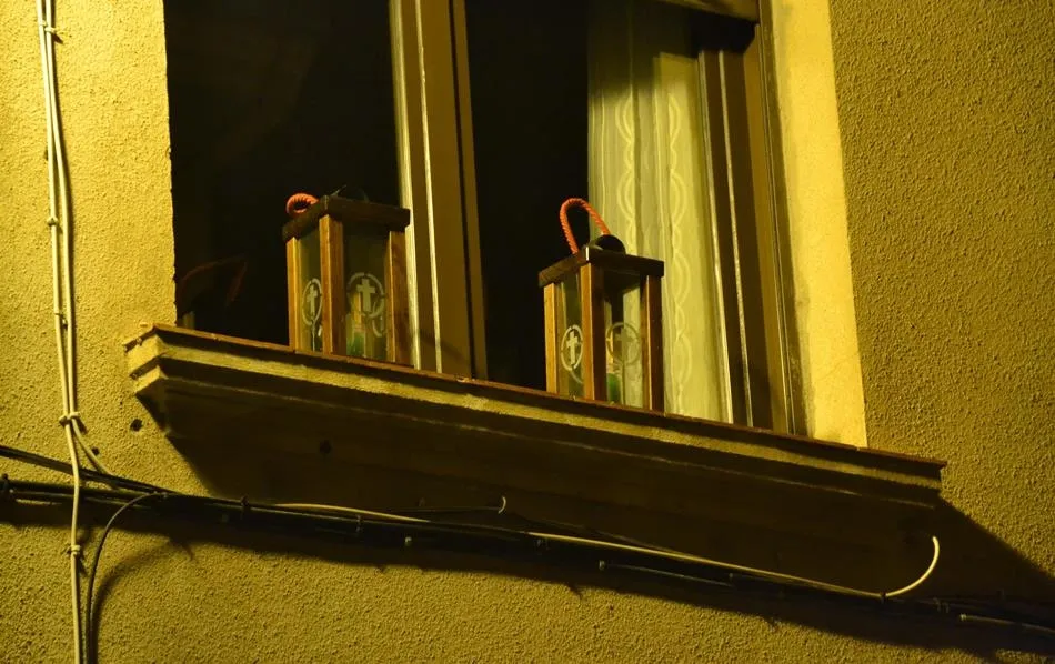 Foto 6 - Los cofrades del Silencio encienden sus faroles en ventanas y balcones  