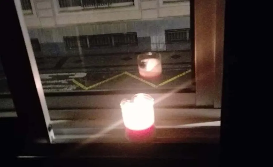 Foto 8 - Los cofrades del Silencio encienden sus faroles en ventanas y balcones  