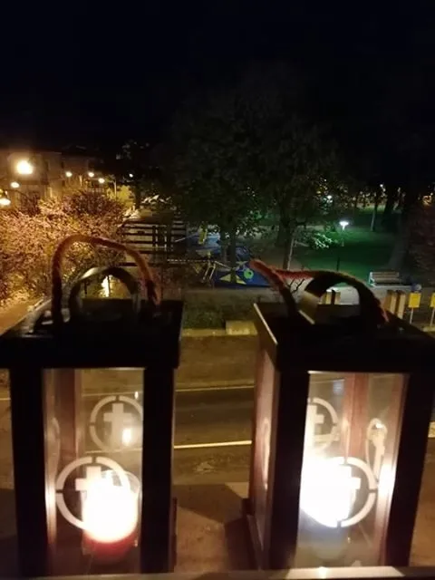 Foto 4 - Los cofrades del Silencio encienden sus faroles en ventanas y balcones  