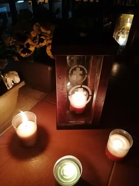 Foto 3 - Los cofrades del Silencio encienden sus faroles en ventanas y balcones  