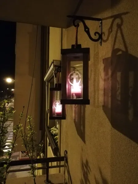 Foto 2 - Los cofrades del Silencio encienden sus faroles en ventanas y balcones  