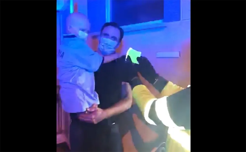 María recibe el regalo de la Guardia Civil