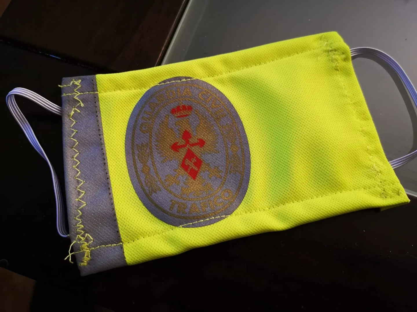 Foto 2 - Mar&iacute;a Caama&ntilde;o recibe un emotivo regalo de parte de la Guardia Civil