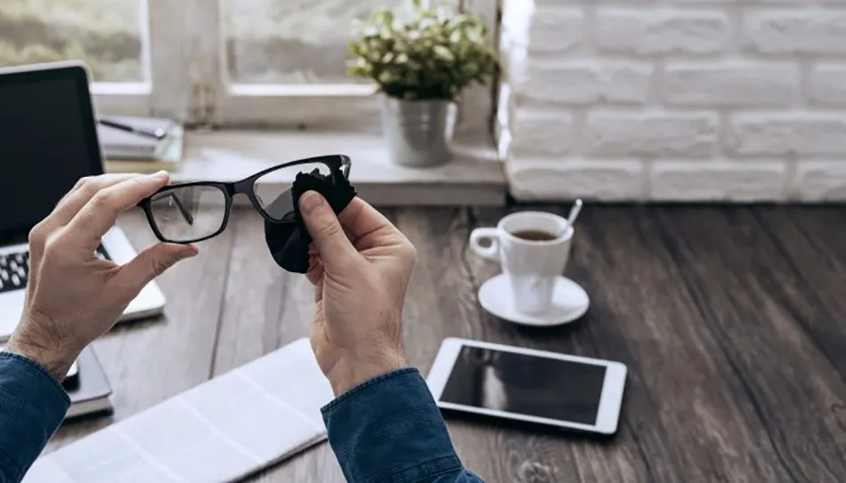 Sanidad aconseja desinfectar el móvil o las gafas al llegar a casa
