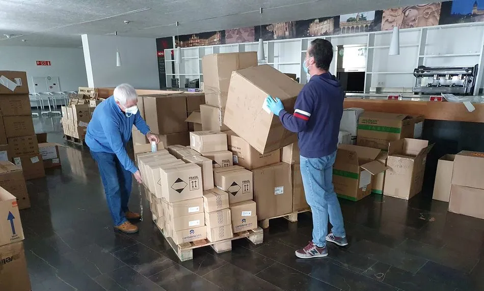 Personal de la Junta organiza el reparto de material sanitario en Salamanca