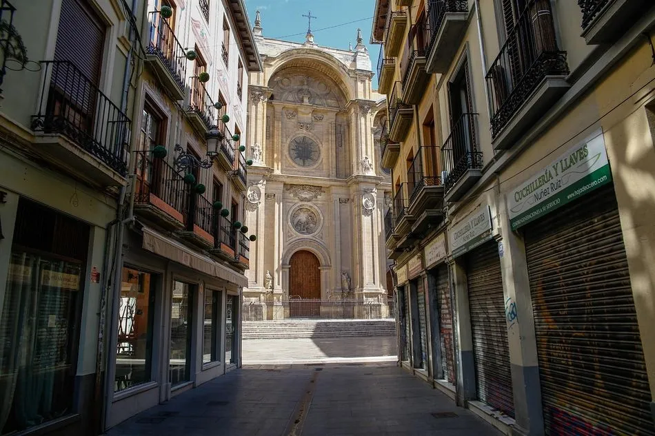 Una calle vacía que desemboca en la Catedral. - Álex Cámara - Europa Press